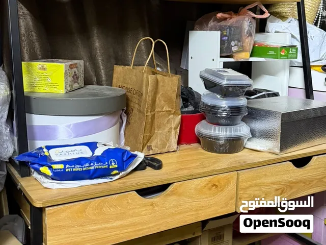 ميز دراسة خشب اطار حديد مستخدم قليل جدا ونظيف كلش ويشيل كومة اغراض