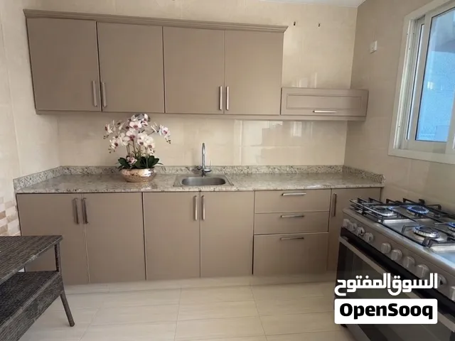 مطبخ نظيف بحاله ممتازه مع فرن كبير للمخبوزات