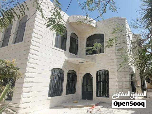 فله للايجار ب 650 دولار في الستين 10 غرف دورين وحوش واسع وملحقاته الايجار 350 الف يمني او 650 دولار