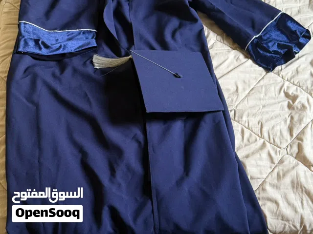 لابس تخرج مع كاب مستعمل مره وحده فقط