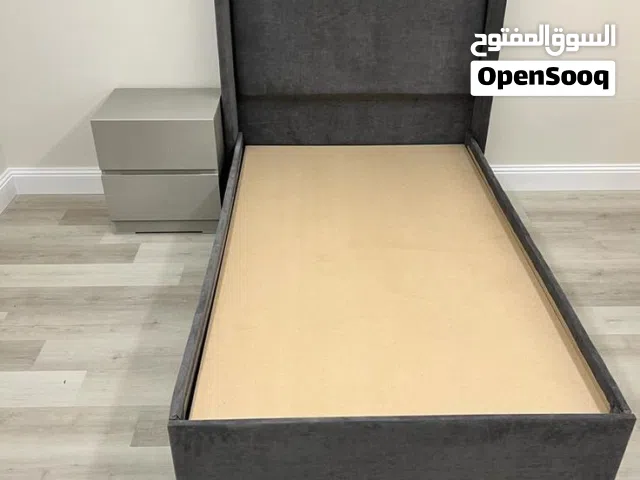 عرض السرير شخص مع دوشك