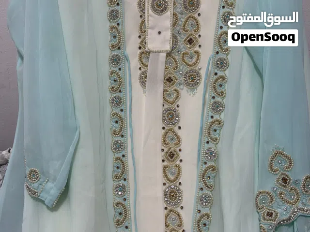 فستان للبيع مع فصوص و حزام بلونين ابيض و ازرق سماوي الأنيق
