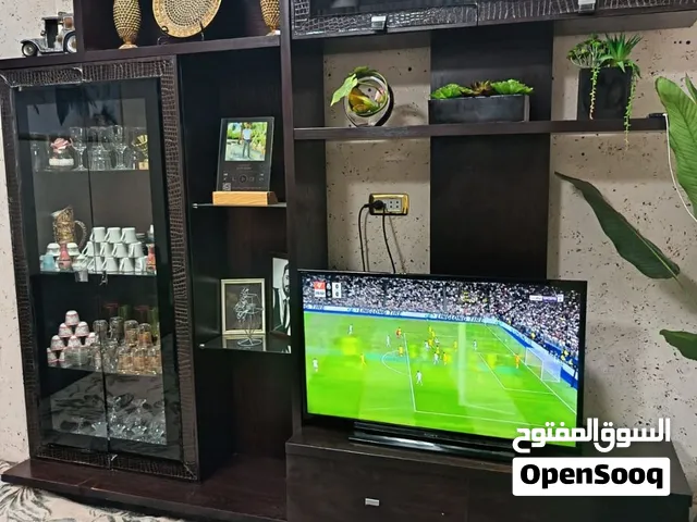 بوفيه خشب كبير لونه بني غامق موديله مرتب وعملي