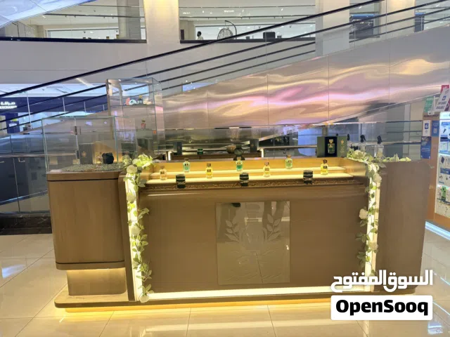 للبيع محل عطور مع رخصة و كيوسك و بضاعة