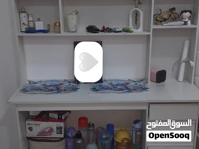 مكتبه دراسيه نضيفه جدا استعمال قليل