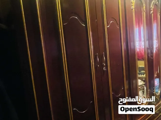 غرفه نوم كبيرة كامله مستعمله للبيع لون بني