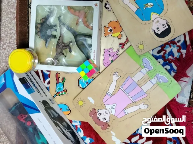 مجموعة العاب مكونة من سيارة باتمان بطاريات شحن مع شاحن شبه جديدة ولعبة عجل جديدة على الريموت