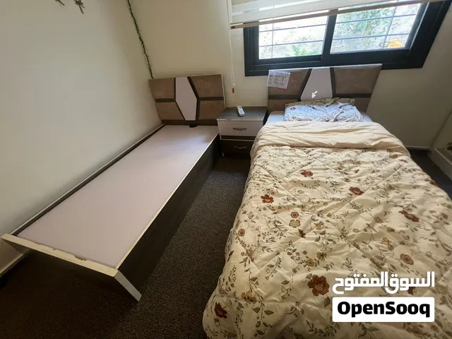 سريرين خشب مفرد وكومادينة
