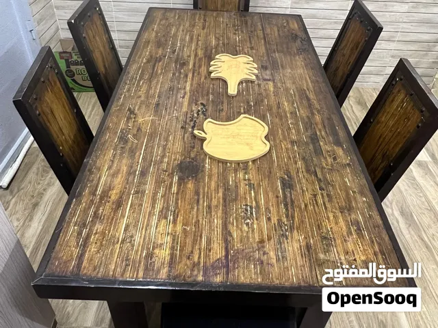 طاولة طعام بتصميم عصري