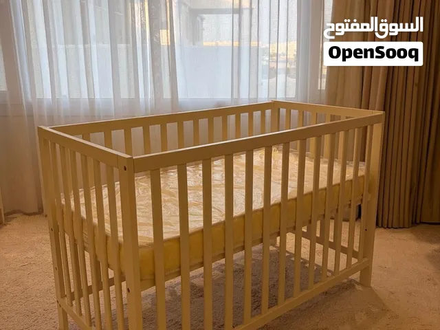سريرين اطفال مع 2 دوشق مع طاولة شور غير مستخدمه