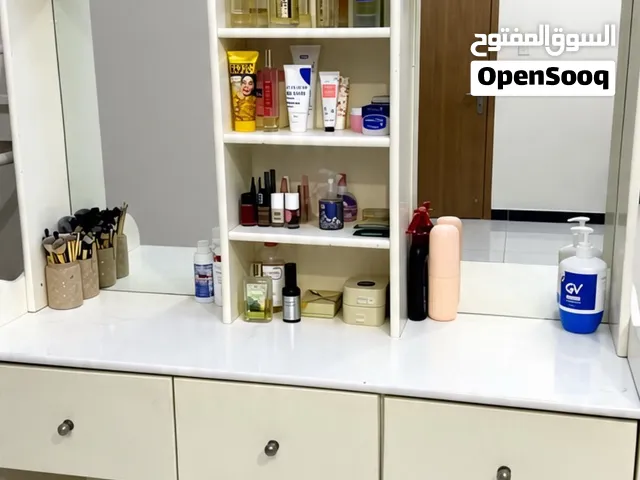 تسريحه خشبيه بيضاء حجمها متوسط