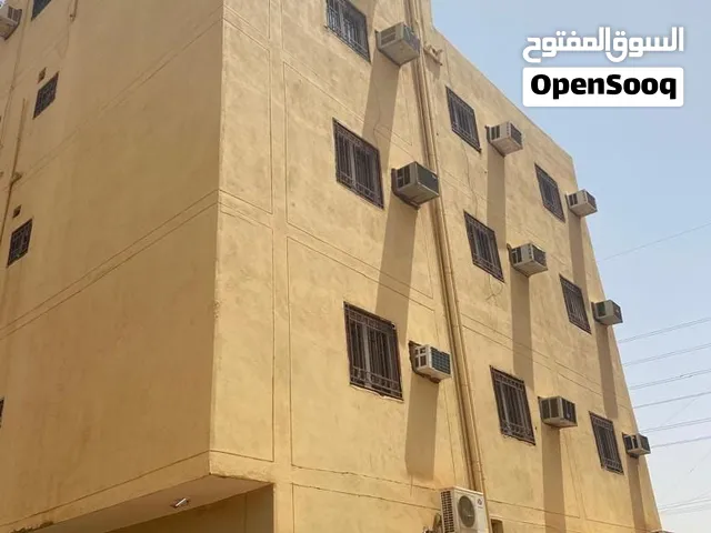 عمارة إستثمارية تفتح على شارع محمد نجيب مكونة من عدد 4 طوابق - مبنية على مساحة 211م° عدد الشقق الك