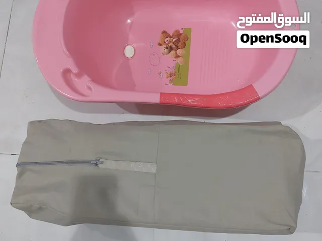 سرير اطفال متنقل. بحالة جيدة مع بانيو بيبي