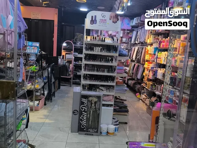 محل للبيع ستاندات وأرفف وبضاعة قرطاسية وشنط مدارس  ولوازم عناية بالجسم ومستحضرات تجميل. اكسسوارات