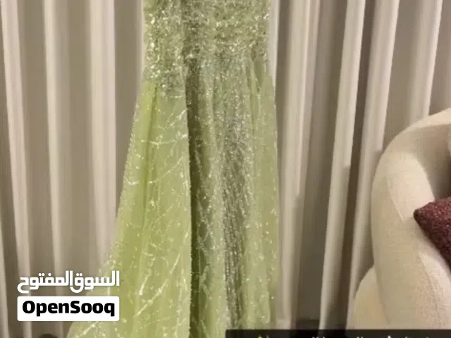 للبيع فساتين مناسات فخمة بحالة ممتازة