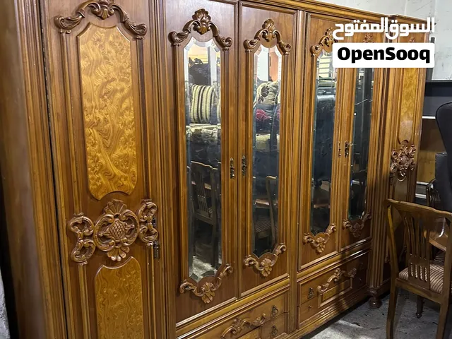 خزانة قديمة حفر خشب زان ولاتي كلا ملبسة قشر كتير مرتبة