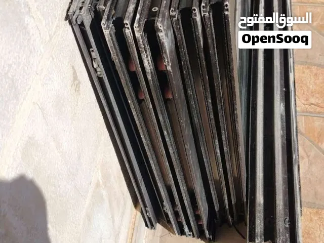 أبواب المنيوم عدد 2 مع كامل اغراضهم وسككهم و الشبك بحالة الوكاله