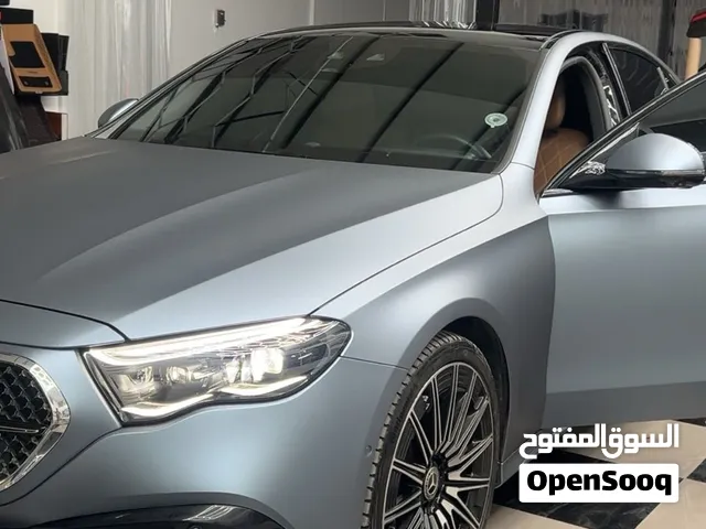 لونه الاصلي اسود انا ركبتلة جلاد وقابل للفك وعليه ضمان وفي صورة حطيتها في قدام شحفه صغيره