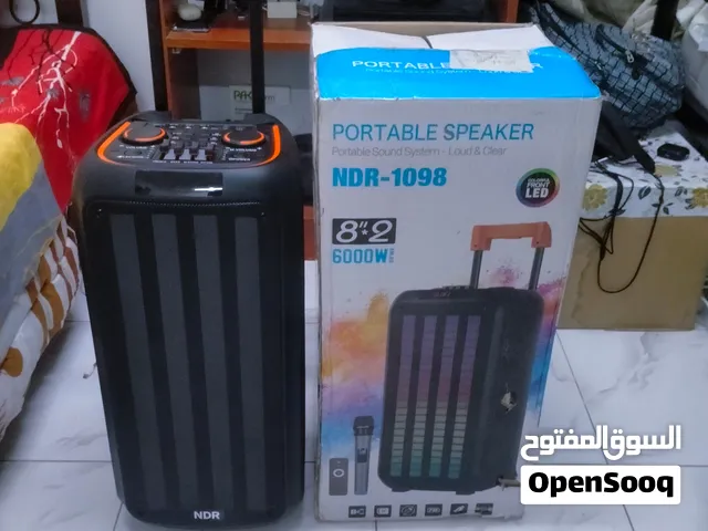 Portable speaker with bluetooth connection wireless and wired system full heavy base and battery.