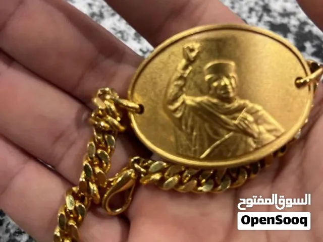 حديدة يد منحوتة علاها صورة معمر