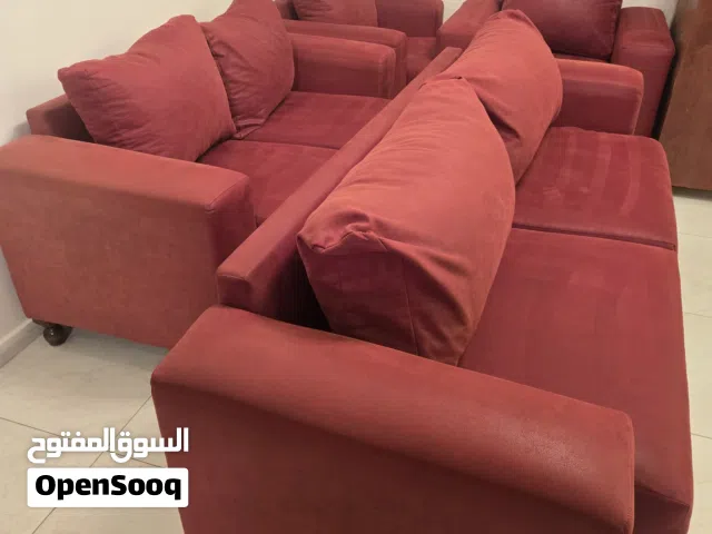 طقم كنب حالة جيدة جدا للبيع مع طقم سجاد بنفس اللون