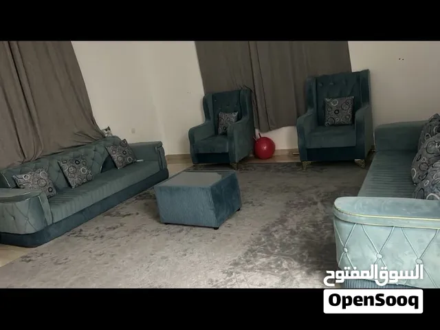 غرفه جلوس مع سجاد وطاوله وستائر
