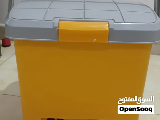 خزان ماء صغير متنقل للغسيل . مناسب للرحلات .