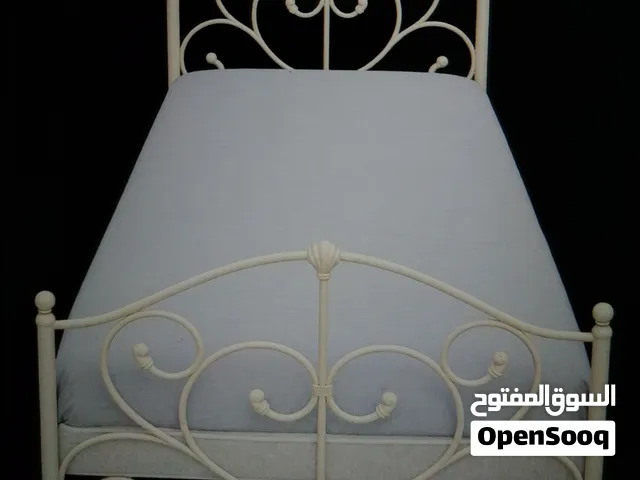 سرير مستعمل فترة بسيطه الحجم لشخص ونص