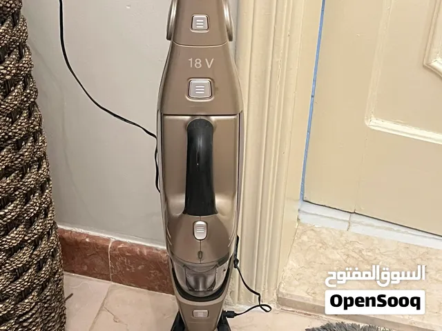 مكنسه بوش شبه جديده لاسلكيه يمكن استعمالها ايضا كقطعتين قطعه للسياره وللكنب وقطعه كمنكسه