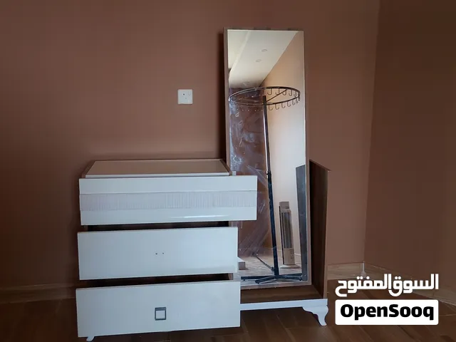 طاولة تسريحة مع مراية