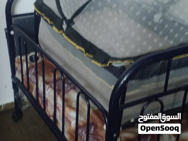 تخت أطفال للبيع