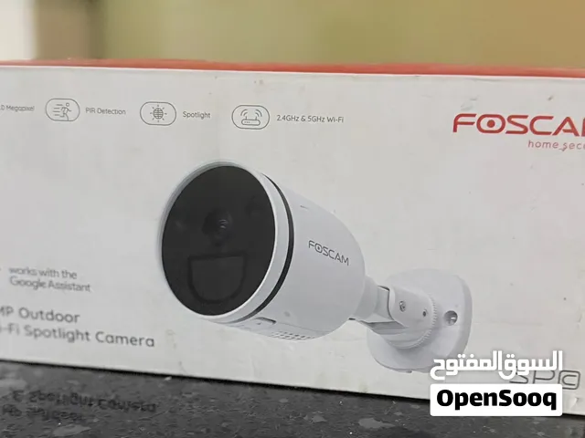 كامرا مراقبة لاسلكية من شركة Foscam مخصصة للأماكن الخارجية ومزودة بكشافات إضاءة مدمجة
