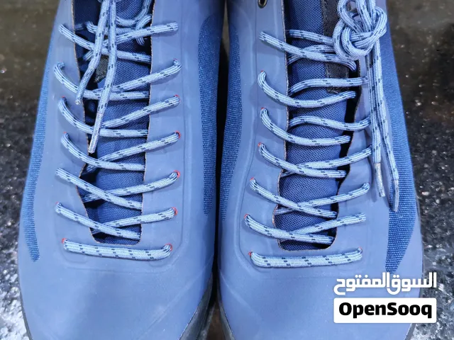 حذاء الهايكنغ Arc'teryx Acrux SL باللون الأزرق، وهو مصمم للمشي الجبلي والتسلق والمسارات المائيه جديد