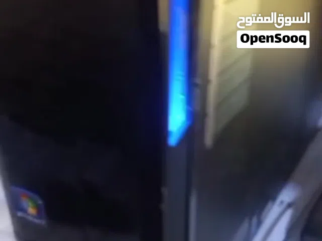 كمبيوتر  وطاولة كمبيوتر