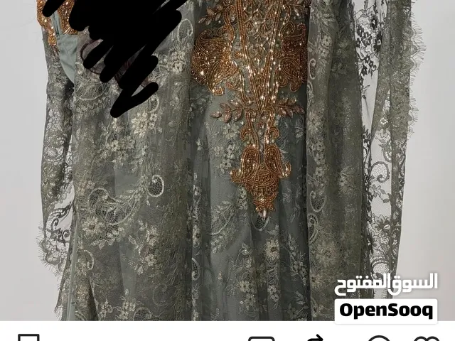 دراعه دانتيل قطعتين ملبوسه مره وحده وساعات معدوده...الطول 54