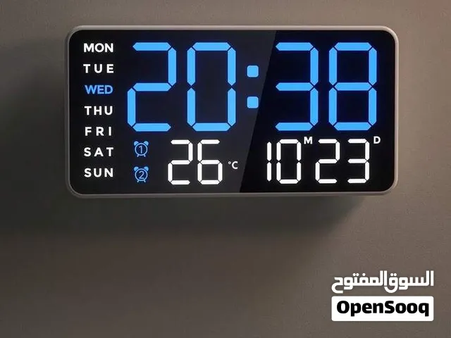 ساعة حائط رقمية  Teckwe تتميز بشاشة LED رقمية كبيرة باللون الأزرق لعرض الوقت وتاريخ وحرارة