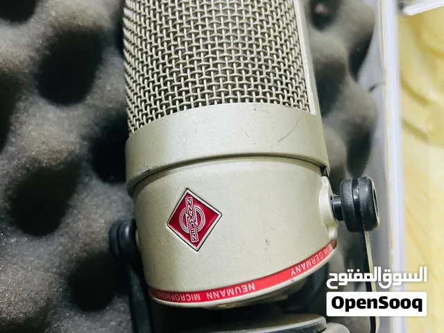 ستوديو هندسة صوتية متكامل ( كارت صوت + مايك نيومن +سبيكرات +حاسبة ماك +حاسبة ويندوز +كيبورد ميدي)