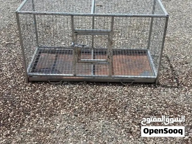 قفص مع بيوت طيور