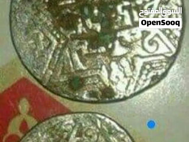 أحجار نادرة وعملات أثرية