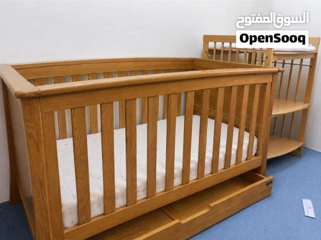 للبيع سرير مع طاوله تبديل اطفال نجارة بحرينيه خشب طبيعي