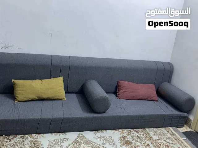 فرش ارضي لون سكني 3 فرشات مع مساند وكنب شبه جديد 2 مفرد ومقعدين و3 مقاعد وطاولات وحده كبيره و3جانبيه