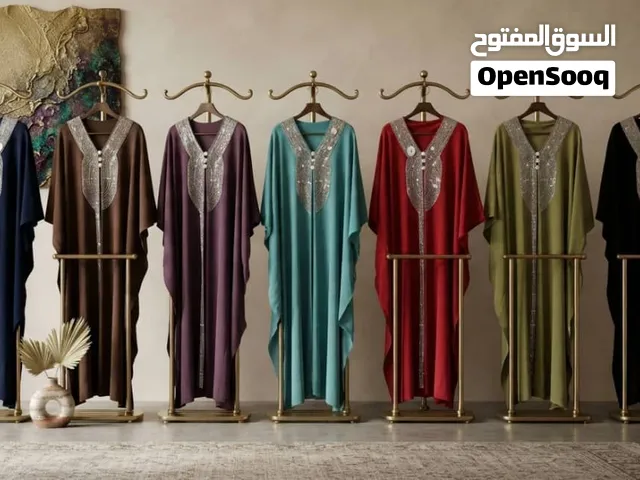 جلابية راقية وأنيقة   التصميم: تشكيلة فاخرة بتطريز فضي لامع وفخم على الرقة والصدر والأطراف مع