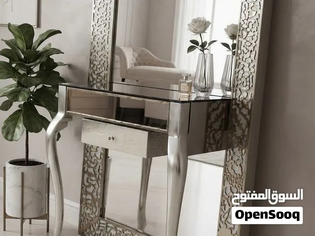 مراة وكاونتر صالونات يحتوي على نقطتان كهربائية وقاعدة للسشوار وعند توصيله بالكهرباء تكون المرآة بشكل