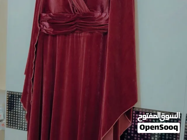 فساتين استعمال مرة واحدة للبيع بحالة ممتازة ماركة آمري الأزرق/ان لاااڤ الأخضر/العنابي شي إن