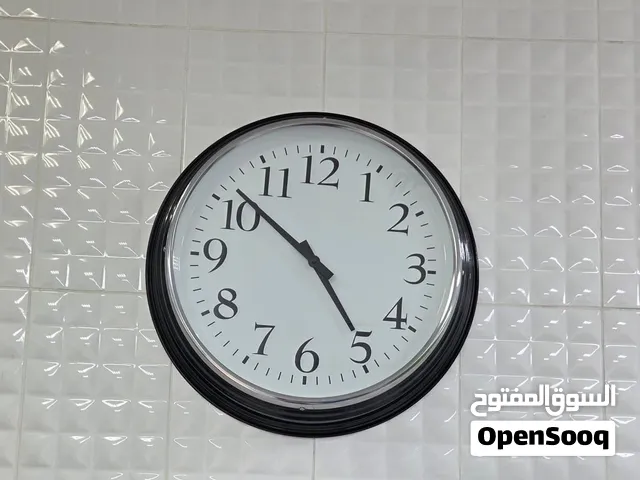 ساعة حائط كبيرة الحجم