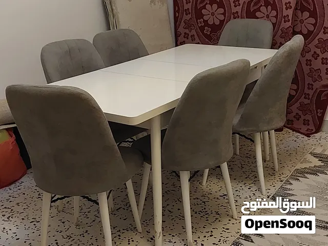 طاولة بي ستة كراسي