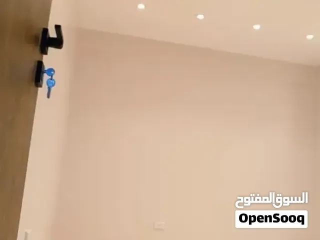 شقه تشطيب الله يبارك اربع غرف كل غرفه بالمنور بتاعها اثنين حمامات مربوعه