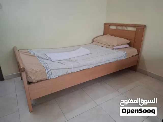تخت خشب مع فرشته