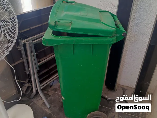 حاوية نفايات بلاستيكية كبيرة الحجم باللون الأخضر، مصنوعة من بلاستيك مقوى وثقيل جداً (نخب أول)
