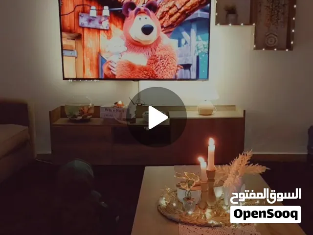 طاولة وسط وديكور شاشه
